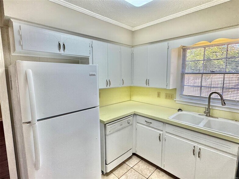 Building Photo - 761 Forestdale Dr