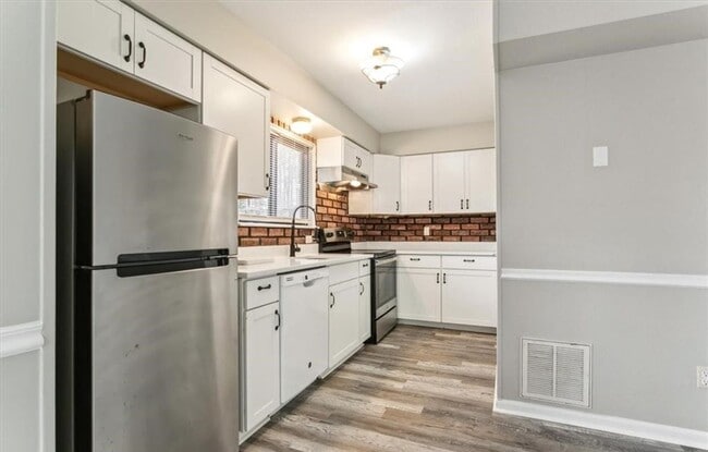 Building Photo - Remodeled Townhouse Ready for A New Tenant