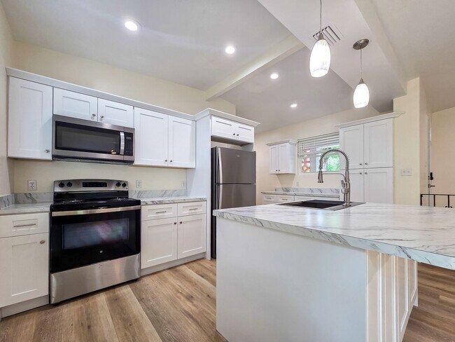 Building Photo - Beautifully Renovated 3/2 in Madison Park
