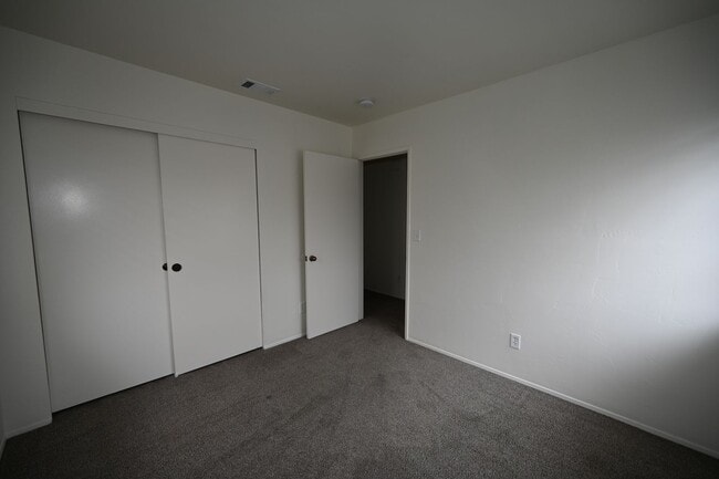 Building Photo - Spacious 3 Bed / 2.5 Bath Townhome in Gated Community – El Cajon