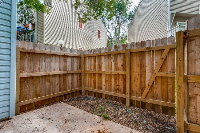 Building Photo - UPDATED 2-BEDROOM TOWNHOME AT NORTH PARK T...