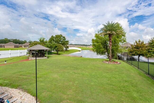 Building Photo - 3 Bedroom House in Addis with Pool, Gazebo...