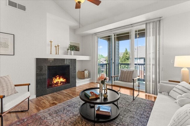 Building Photo - Beautiful 2 Bed 2 Bath Condo in Central Fo...