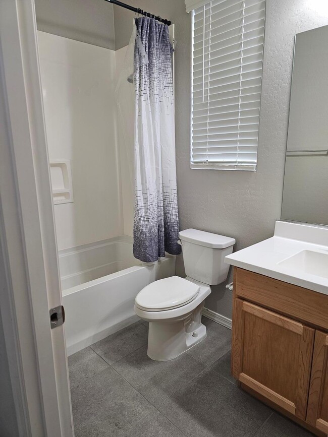 Building Photo - 15092 W Portland St