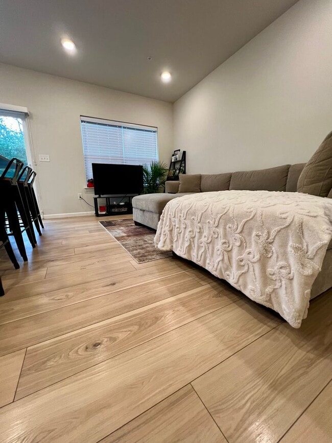 Building Photo - Luxurious 3-Bedroom Townhome in Norristown! Available mid-July!