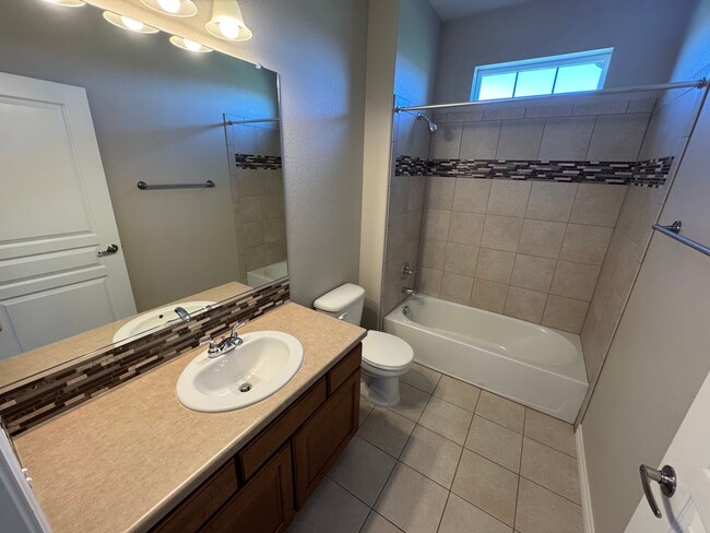 Building Photo - Lovely Townhome in Dancing Willows