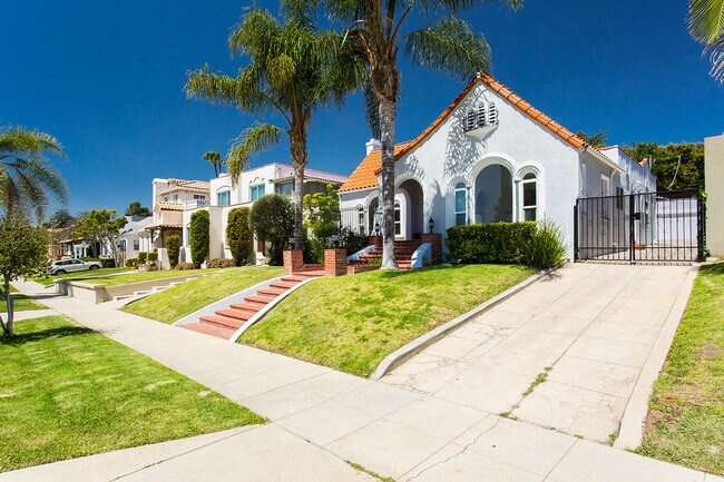 Building Photo - Beautiful spacious house