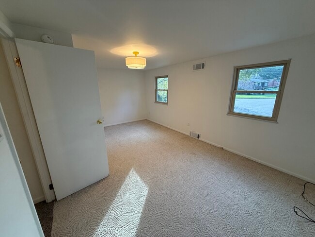 Building Photo - 111 Roberts Dr
