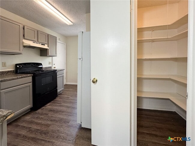 Building Photo - 2211 Barry Dr