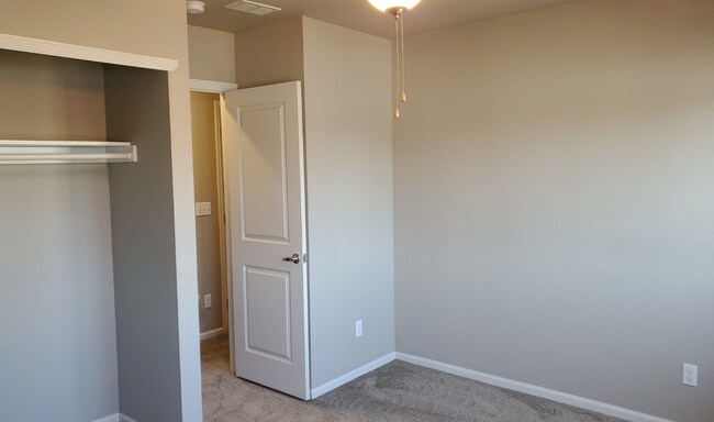 Building Photo - Newer 2BR/2.5BA in Englewood Townhouse with Garage. MOVE IN SPECIAL - $500 off first months rent