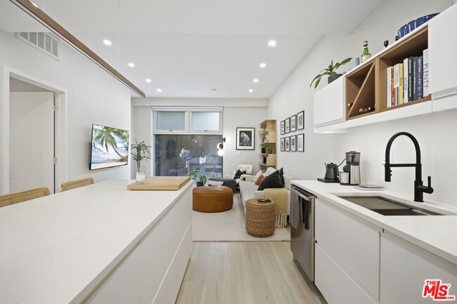 Building Photo - 630 W 6th St