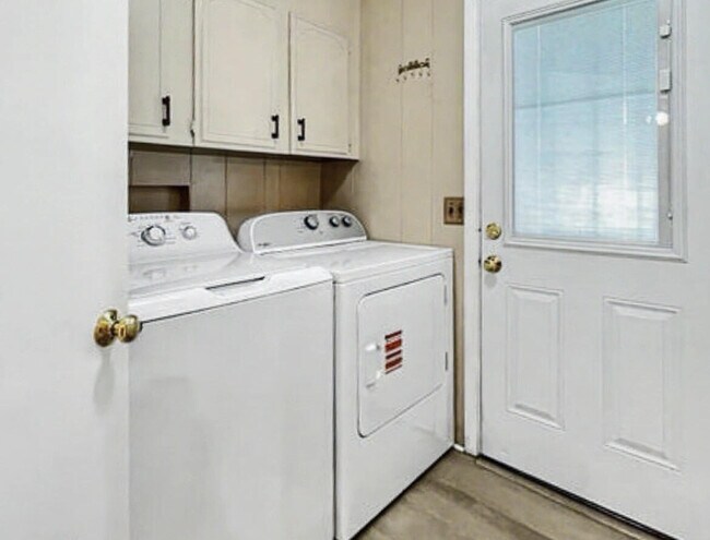 Building Photo - 39705 Manzanita Dr