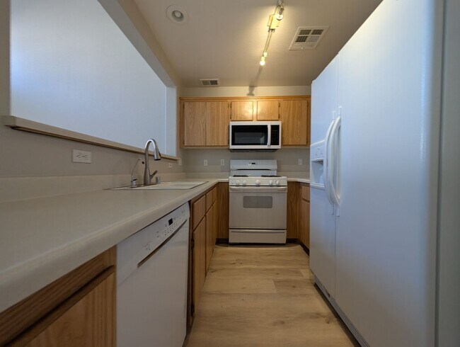 Building Photo - 2 bedroom Gated Community on LV BLVD