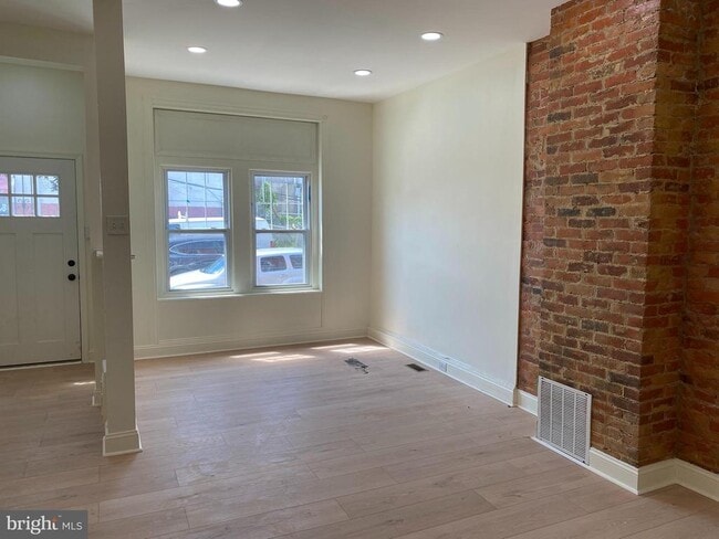 Building Photo - 823 Hutton St