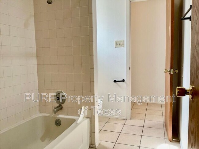 Building Photo - 12120 Thompkins Dr