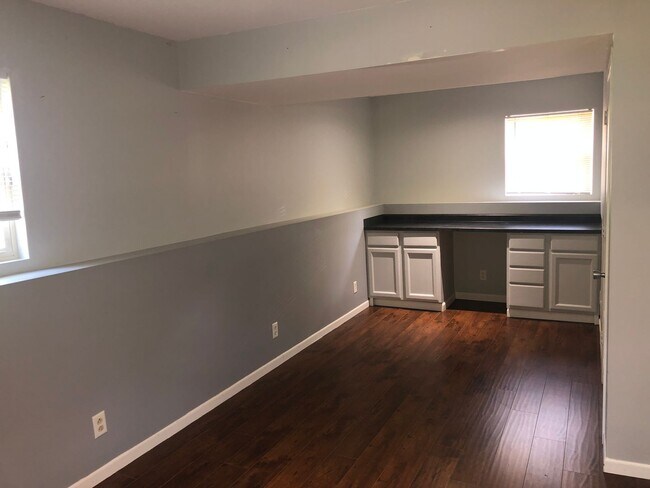 Building Photo - Beautiful Home next to Paddock Lake (3BR/1.5BA)