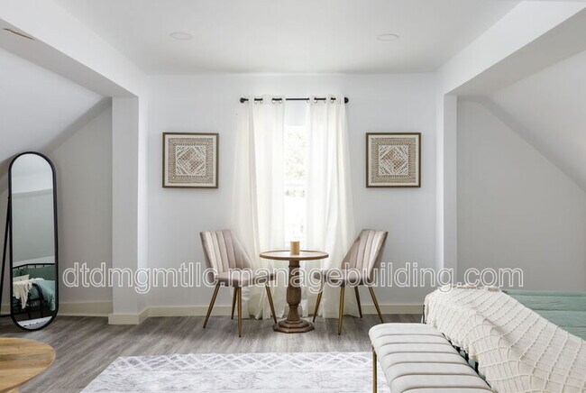 Building Photo - 110 E Craig Pl