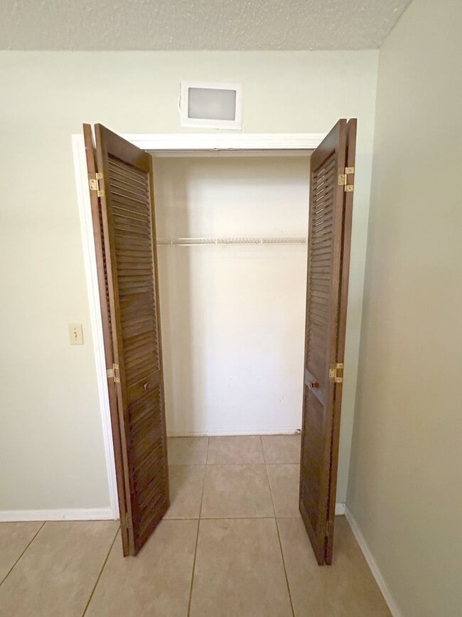 Building Photo - Charming 3-Bedroom Pool Home on a Quiet Cul-de-Sac in Rosemont