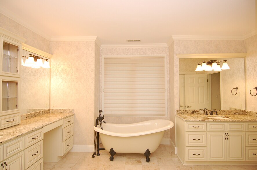 Primary Bath - 103 Withwyndle Ct