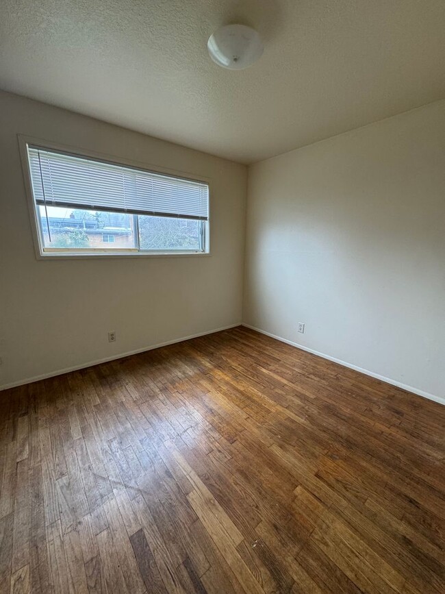 Building Photo - 2-Bedroom, 1-Bath Duplex In The Friendly S...