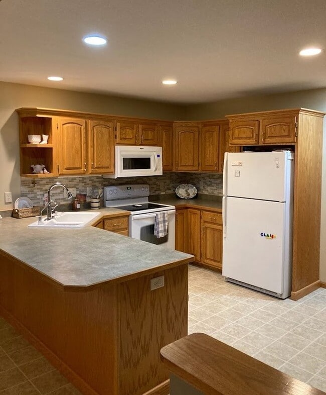 Building Photo - 4 Bedroom Twin Home