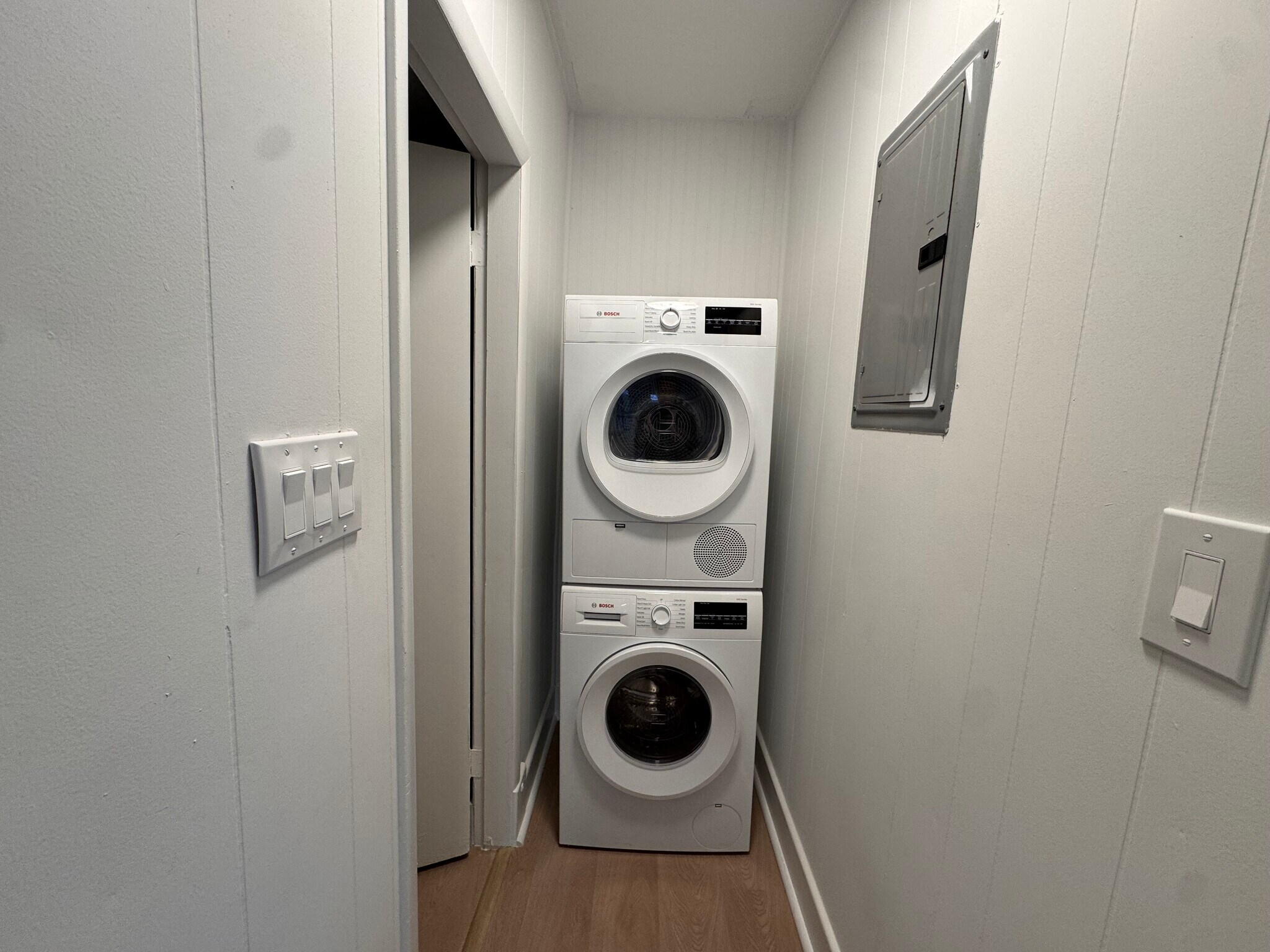 Building Photo - 211 Chelsea St