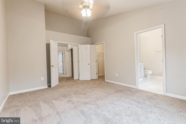 Building Photo - 2602 Streamview Dr