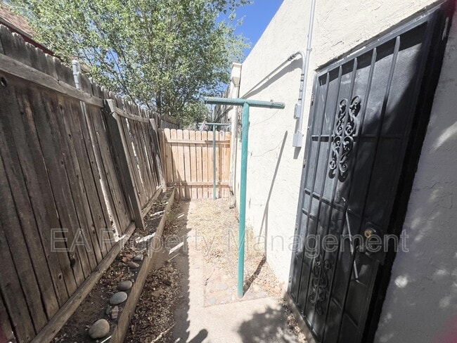 Building Photo - 525 Cedar St SE