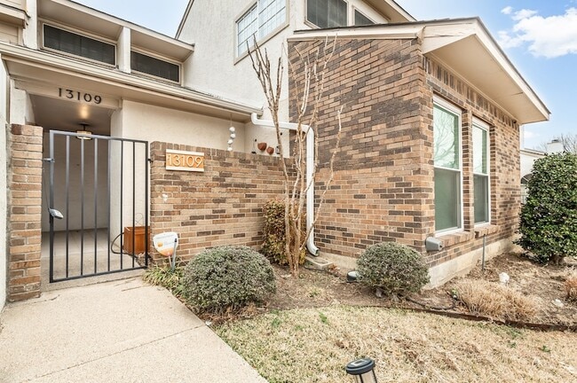 Building Photo - 13109 Burninglog Ln