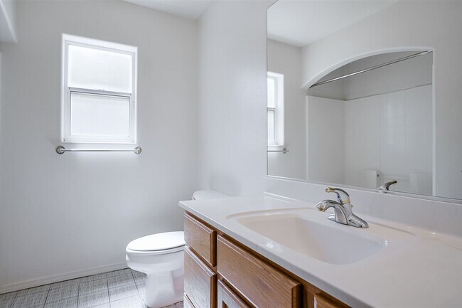 Building Photo - 3 Bedroom, 2 Bath, 2 Car Garage For Rent in Prescott!