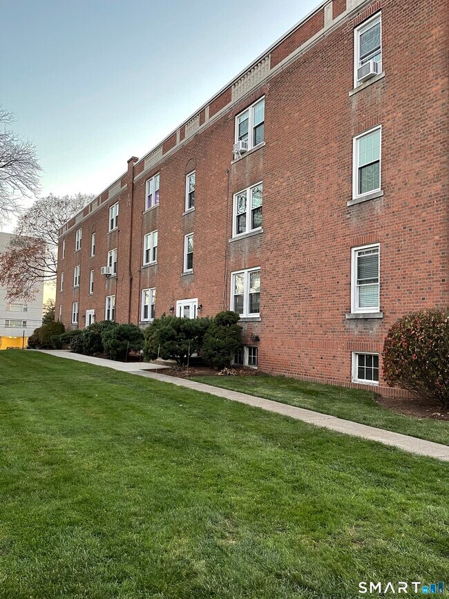 Building Photo - 890 Farmington Ave