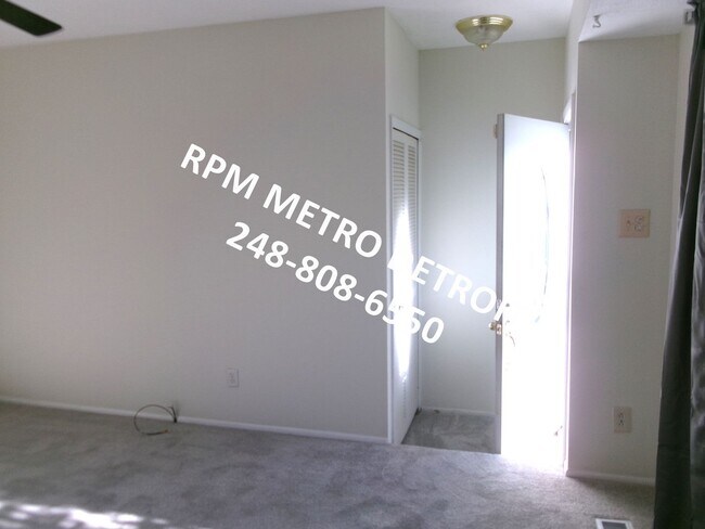 Building Photo - Move in ready Ranch Style Home in Westland