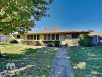 Building Photo - 312 Towne House Ln