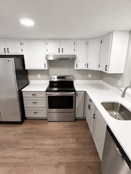 Building Photo - 73 Village Dr