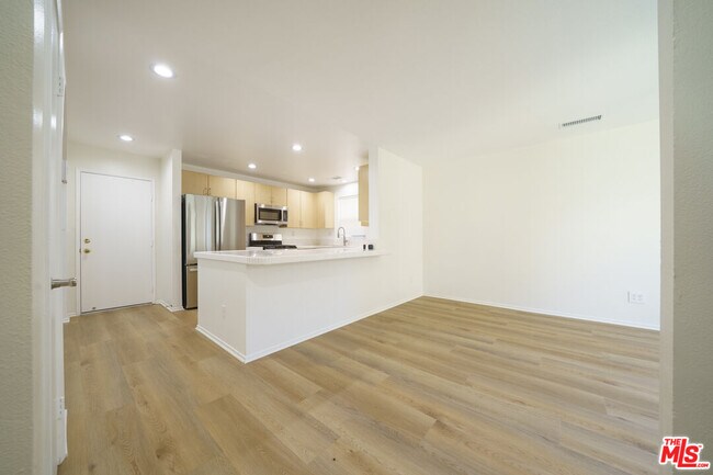 Building Photo - 121 Cancion Way