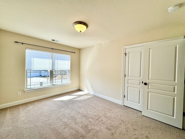 Building Photo - 4-Bedroom Home Ready 07-10-26!! Gourmet Kitchen - Fenced Backyard - Pet Friendly!