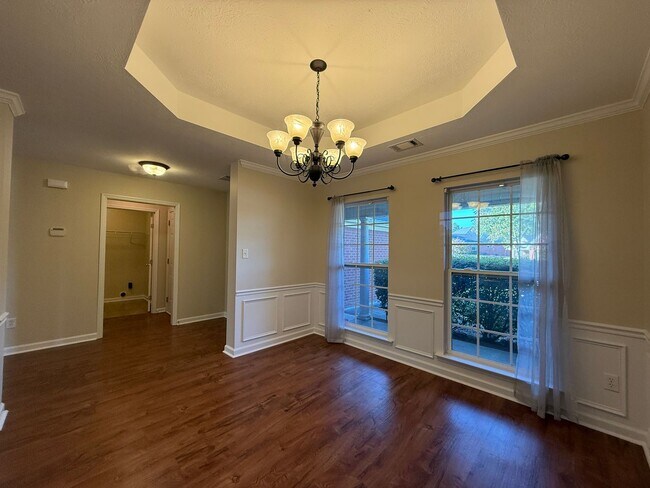 Building Photo - Spacious 3 BR/2BA Home + Formal Dining Roo...
