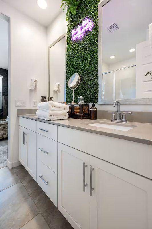 Building Photo - 8908 W Solano Dr