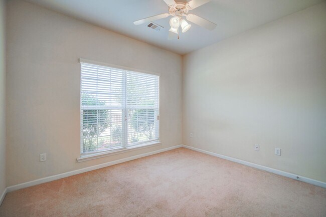 Building Photo - 4 BR/2 BA, 1 Car Garage, Charming Home in ...