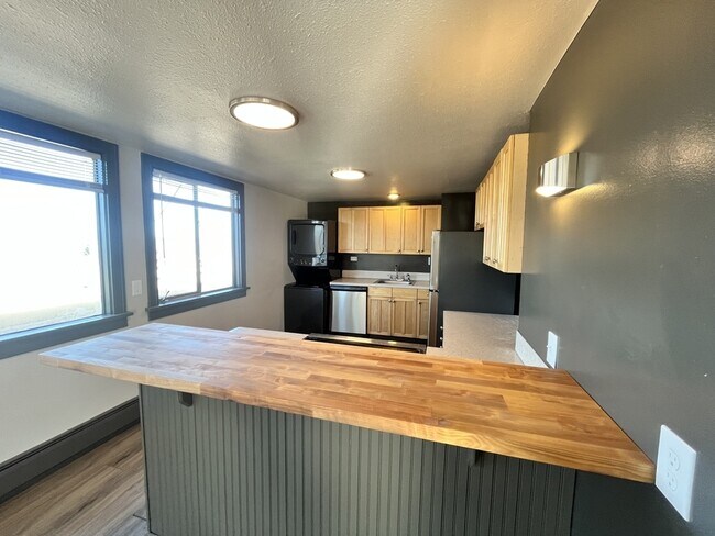 Building Photo - 16 N Broadway St