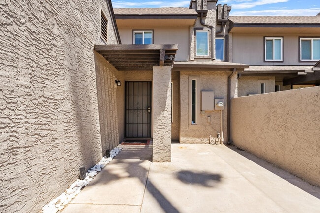 Building Photo - 2232 W Lindner Ave