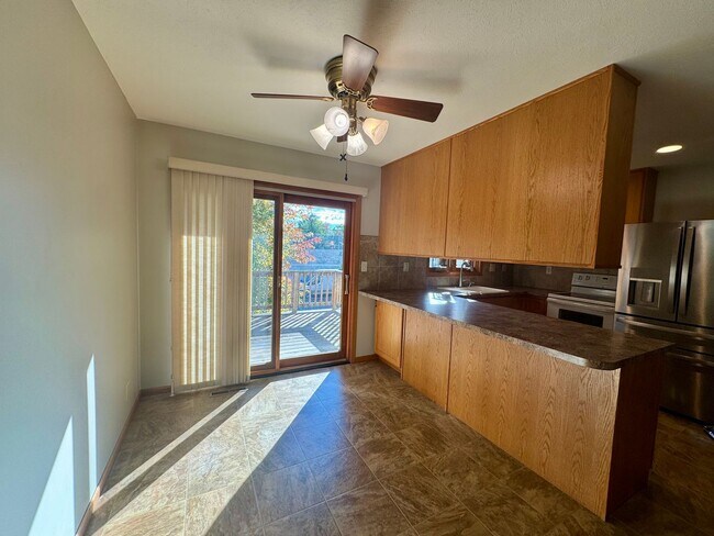 Building Photo - **DEPOSIT SPECIAL** 3 bedroom, 2 bath town...