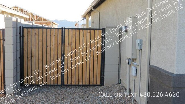 Building Photo - 1575 E Fletcher Dr