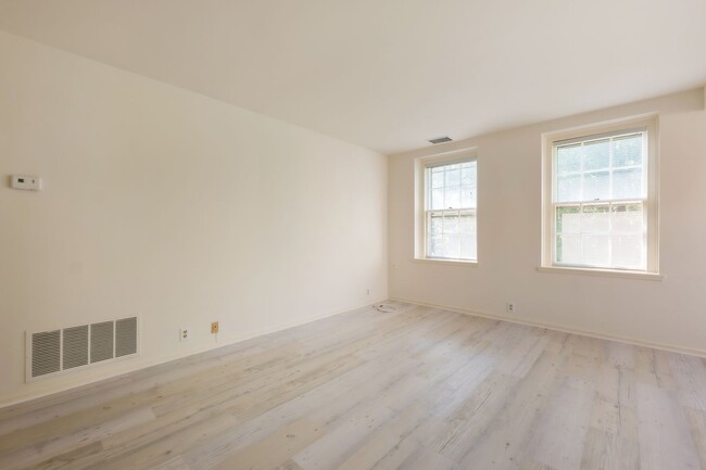 Building Photo - Loft Living at McLean Gardens 1BR plus Lof...