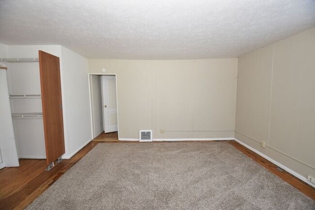 Building Photo - Close to Downtown Mishawaka- 2 bedroom duplex apartment