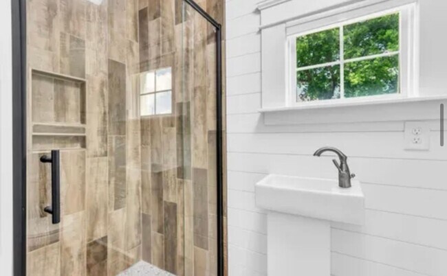 Building Photo - Gorgeous 3/2 Located 1 Block From Downtown Greenville!