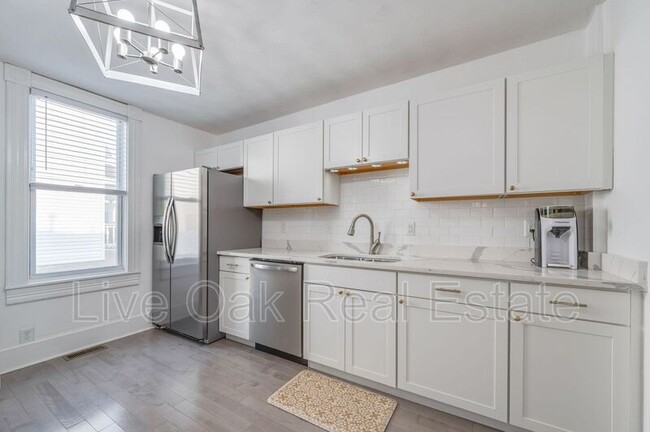 Building Photo - 427 W 29th St