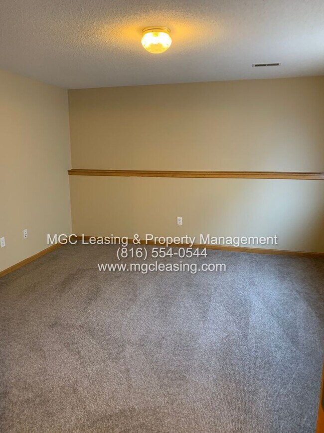 Building Photo - A Bright, Comfortable Split-Level Home in a Convenient Raymore Location - Available April 24