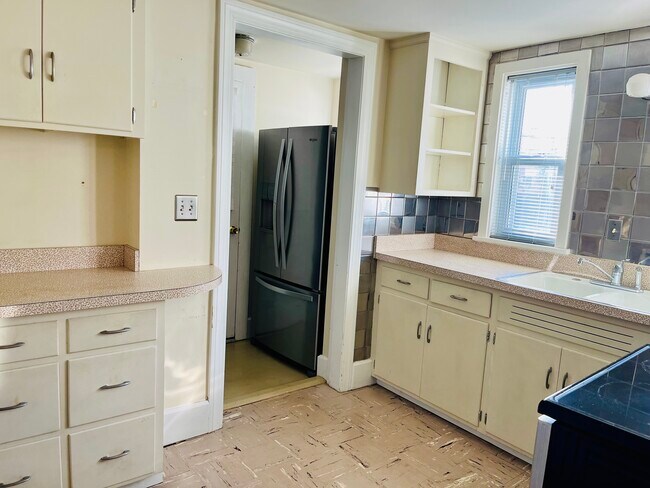 Kitchen - 115 E Monroe St