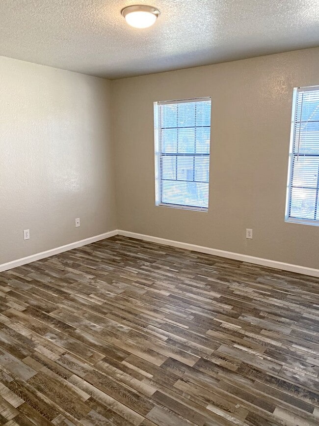 Building Photo - 7866 Gladys Ave